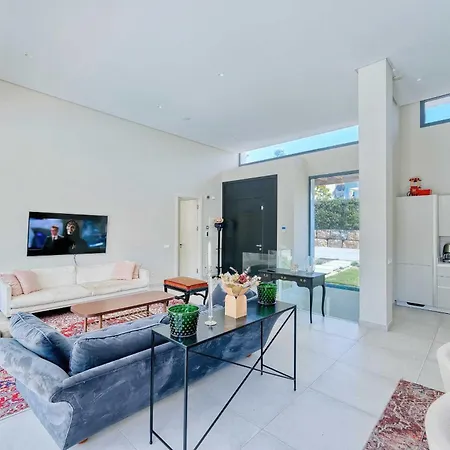 2223 Modern Design Pool Estepona